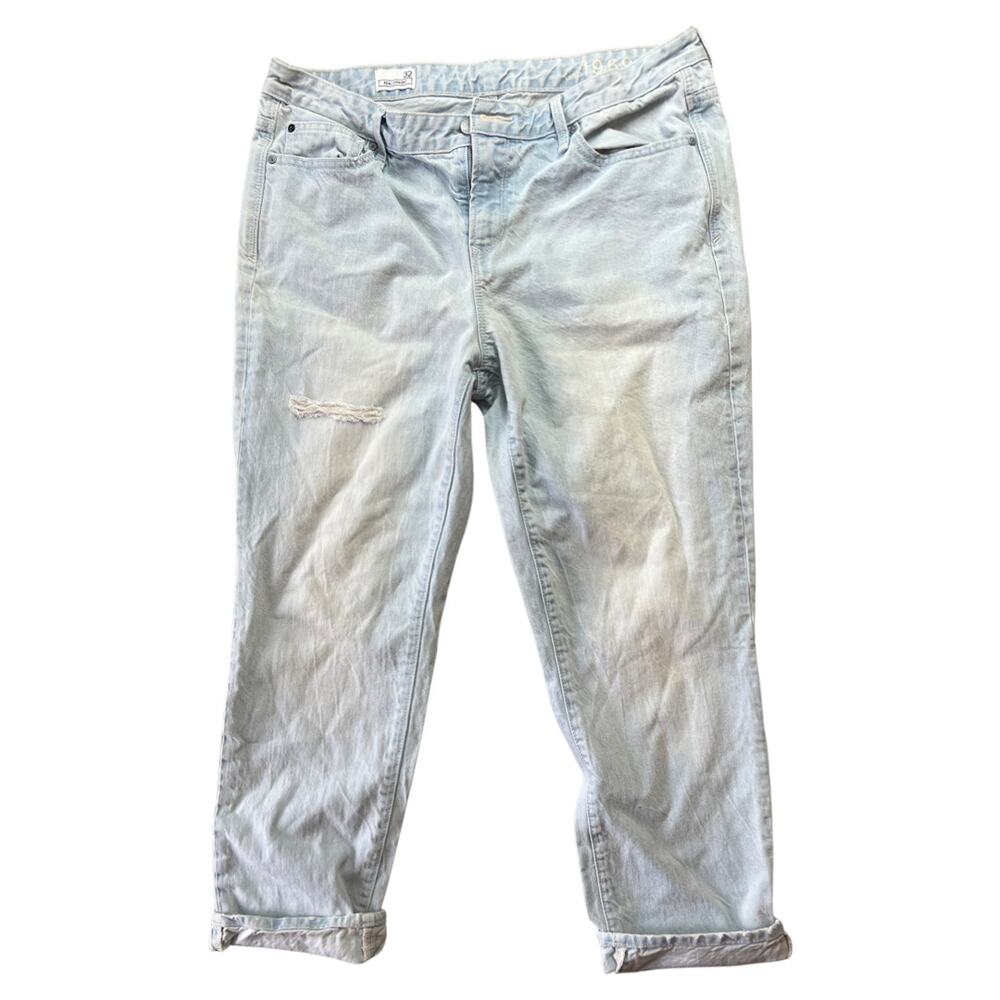Gap Real Straight Distressed Light Wash Straight Legged Jeans 32